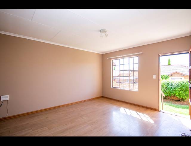 2 BEDROOM SECTIONAL TITLE RENTED IN HONEYDEW MANOR